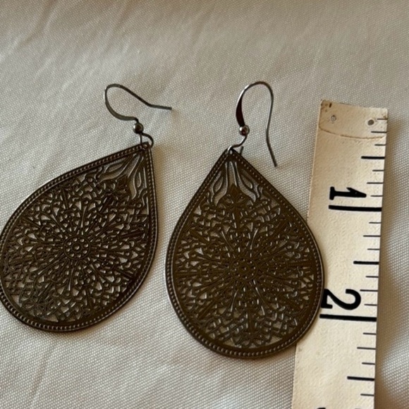 Sophisticated Dark Gunmetal Filigree Teardrop Dangle Earrings - Picture 8 of 10